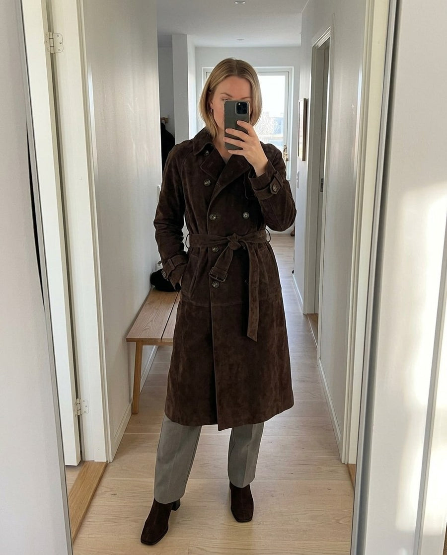 Edith, lång trenchcoat i mockaimitation för dam i mörkbrun, stylinginspiration spegelbild i hallen