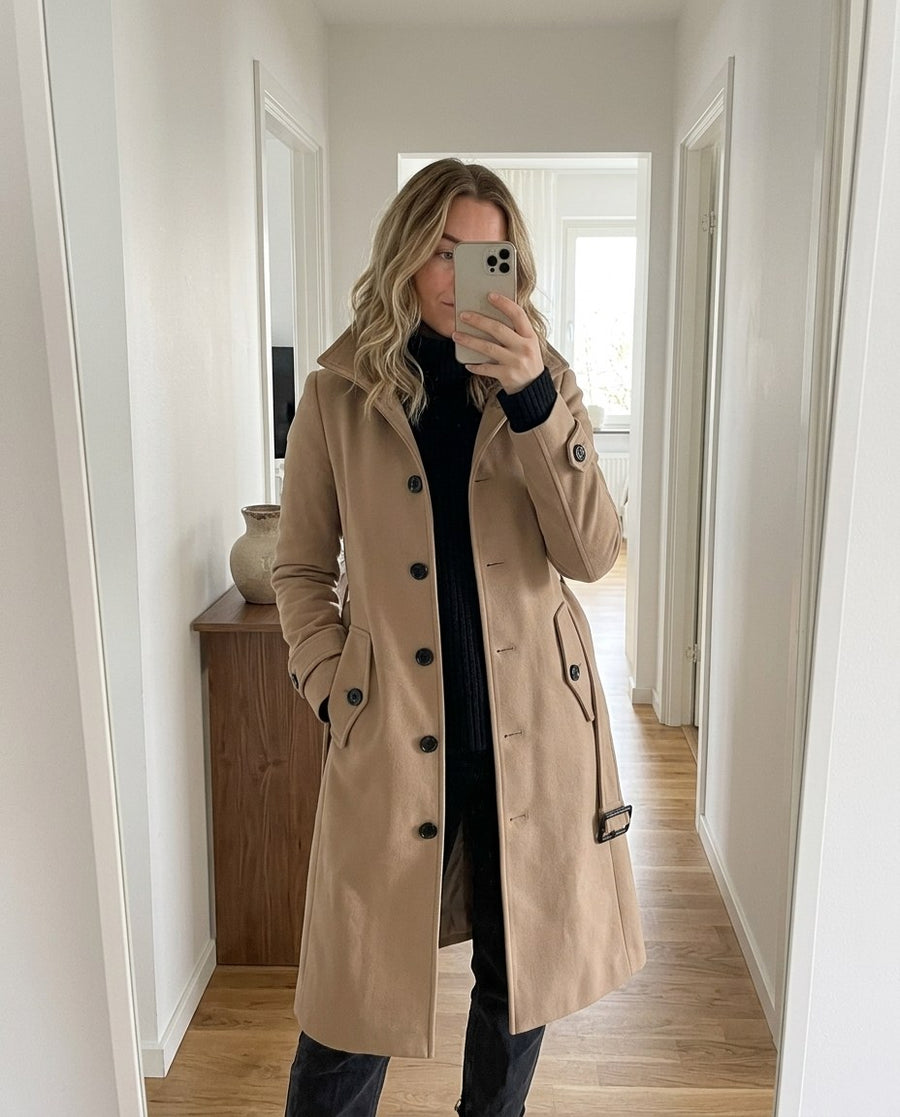 Alicia, lång midjesmal trenchcoat i khaki, stylinginspiration spegelbild i hallen