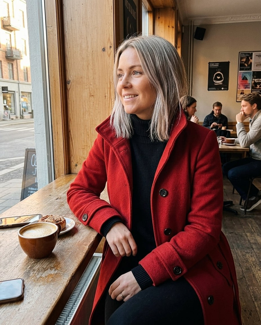 Alicia, lång midjesmal trenchcoat i röd, stylinginspiration på ett kafé