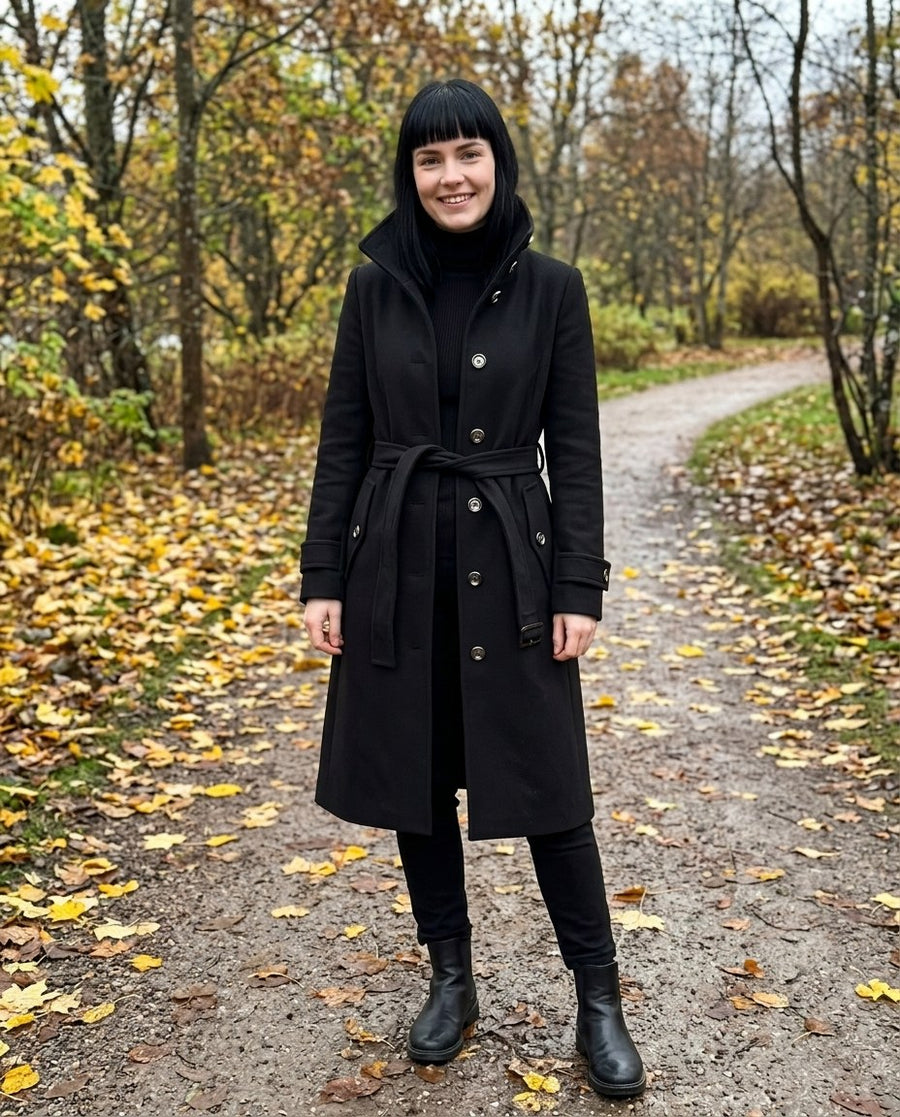 Alicia, lång midjesmal trenchcoat i svart, stylinginspiration i en höstpark