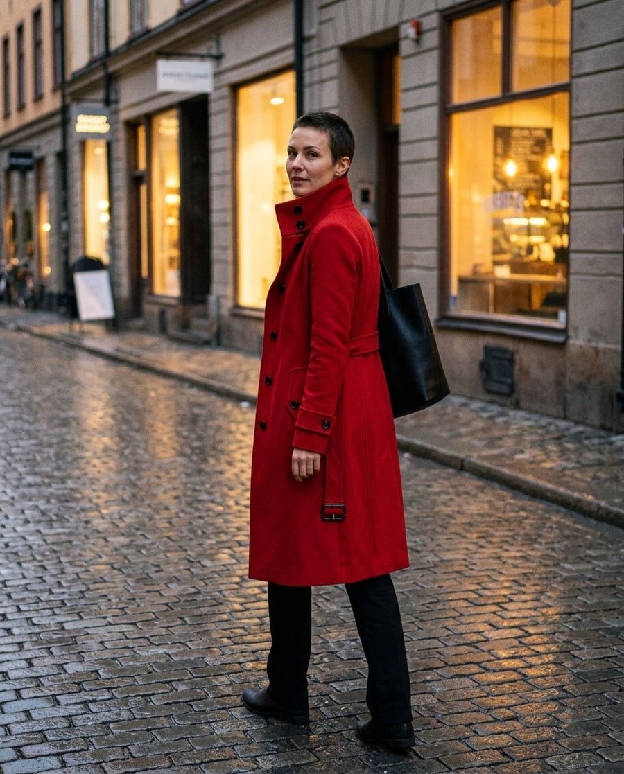 Alicia, lång midjesmal trenchcoat i röd, stylinginspiration en kväll i stan