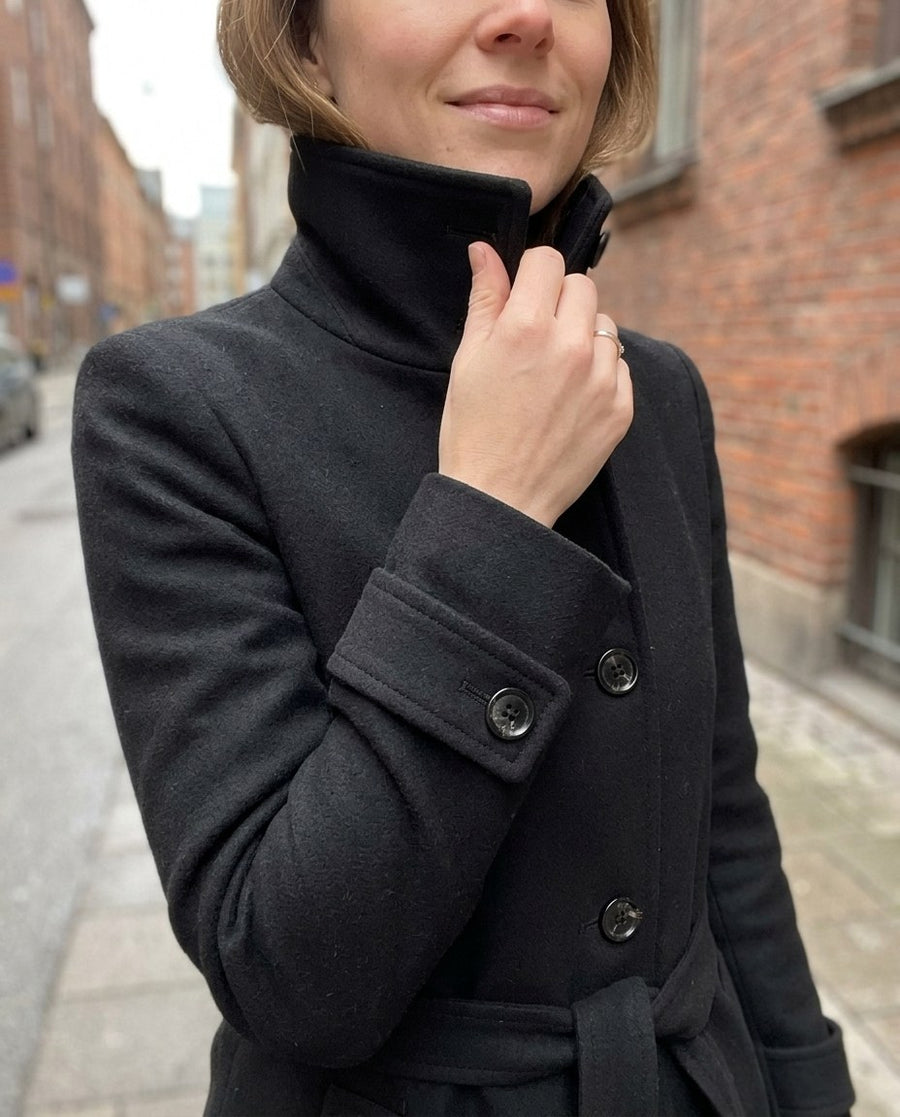 Alicia, lång midjesmal trenchcoat i svart, stylinginspiration närbild på materialet