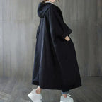 Maren, oversized trenchcoat i svart, framifrån