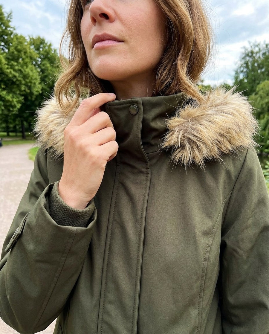 Ellen, parkas med huva för dam i mörkgrön, stylinginspiration närbild på materialet