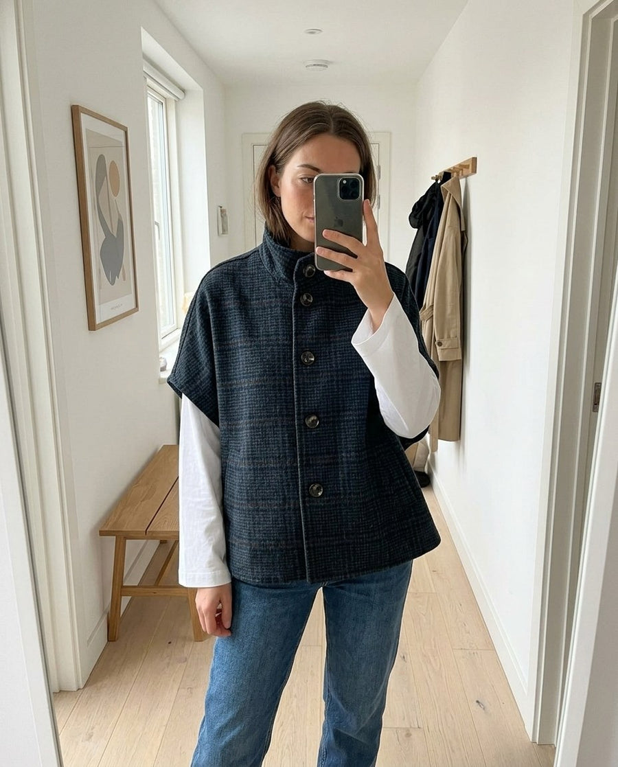 Liv, rutig cape i ullmix för dam i mörkblå, stylinginspiration spegelbild i hallen