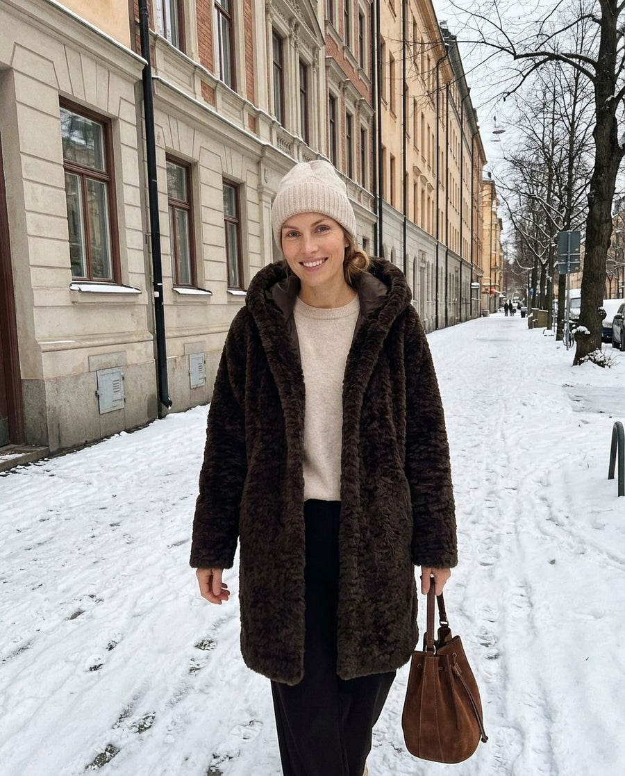 Tove, teddykappa med huva för dam i brun, stylinginspiration på en snöig gata