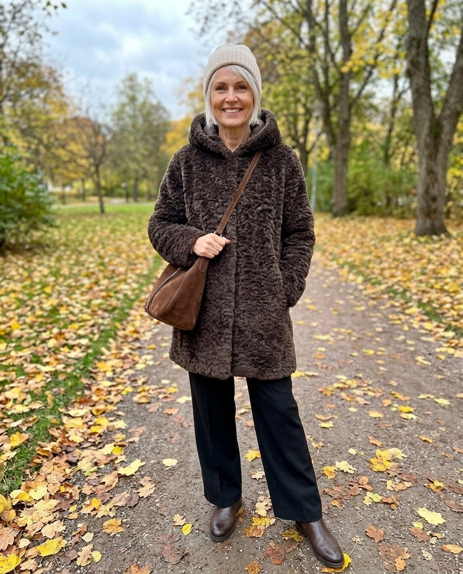 Tove, teddykappa med huva för dam i brun, stylinginspiration i en höstpark