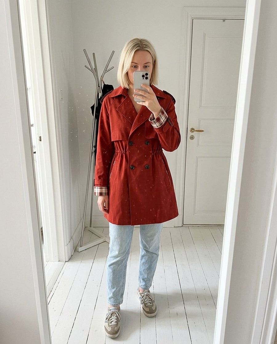 Trenchcoat för dam, trenchcoat i röd, stylinginspiration spegelbild i hallen
