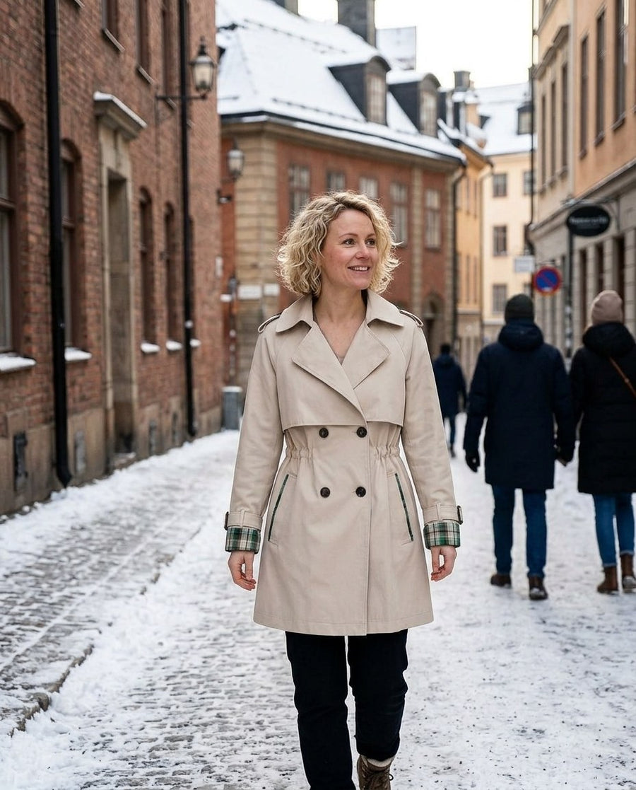 Trenchcoat för dam, trenchcoat i beige, stylinginspiration på en snöig gata