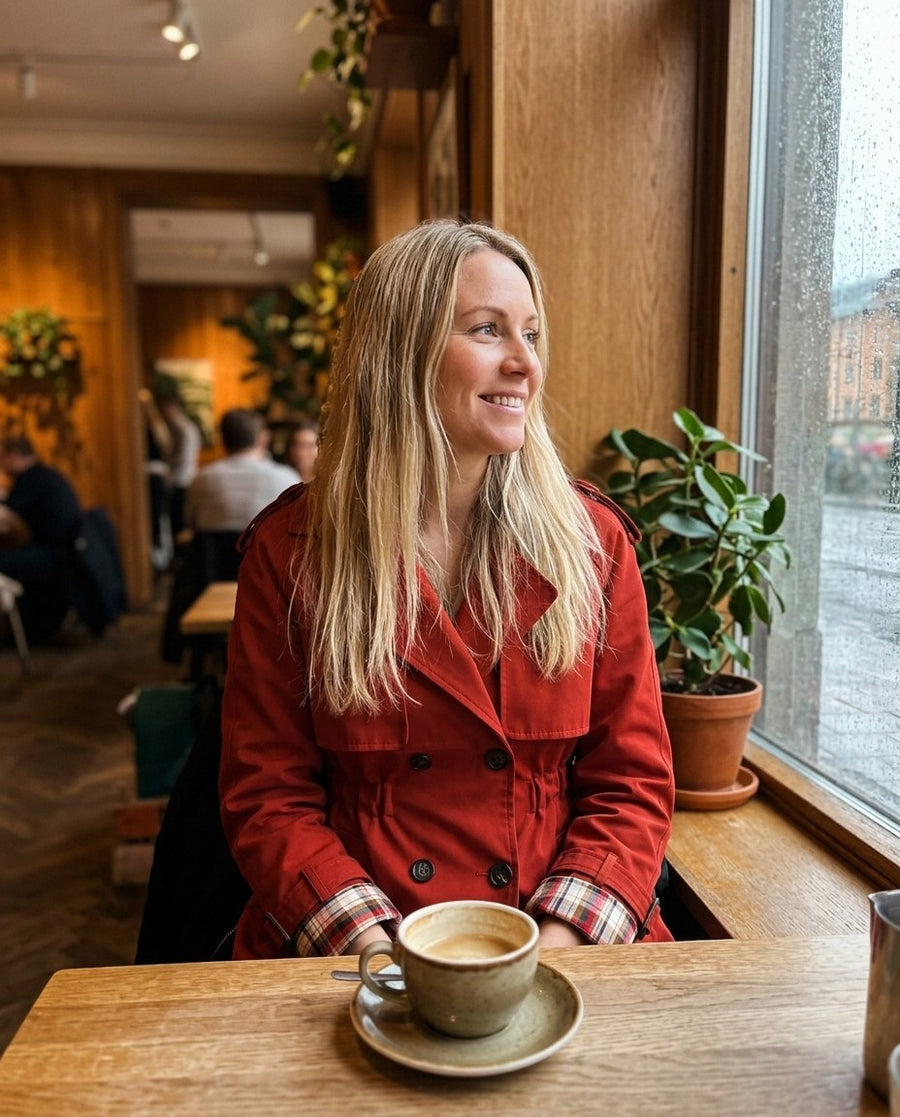 Trenchcoat för dam, trenchcoat i röd, stylinginspiration på ett kafé