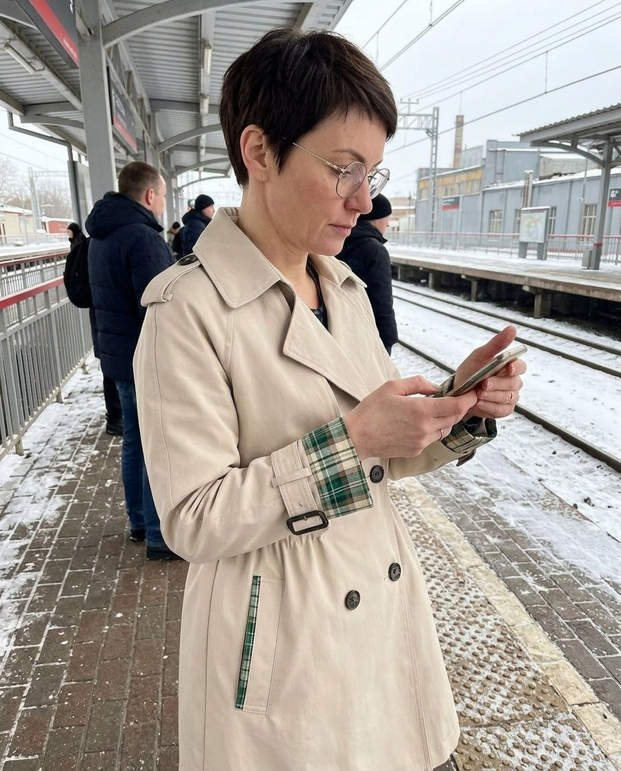 Trenchcoat för dam, trenchcoat i beige, stylinginspiration på en perron