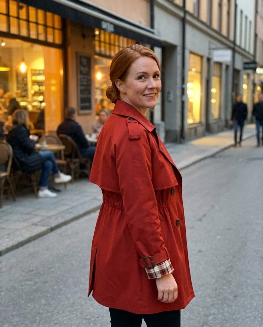 Trenchcoat för dam, trenchcoat i röd, stylinginspiration en kväll i stan