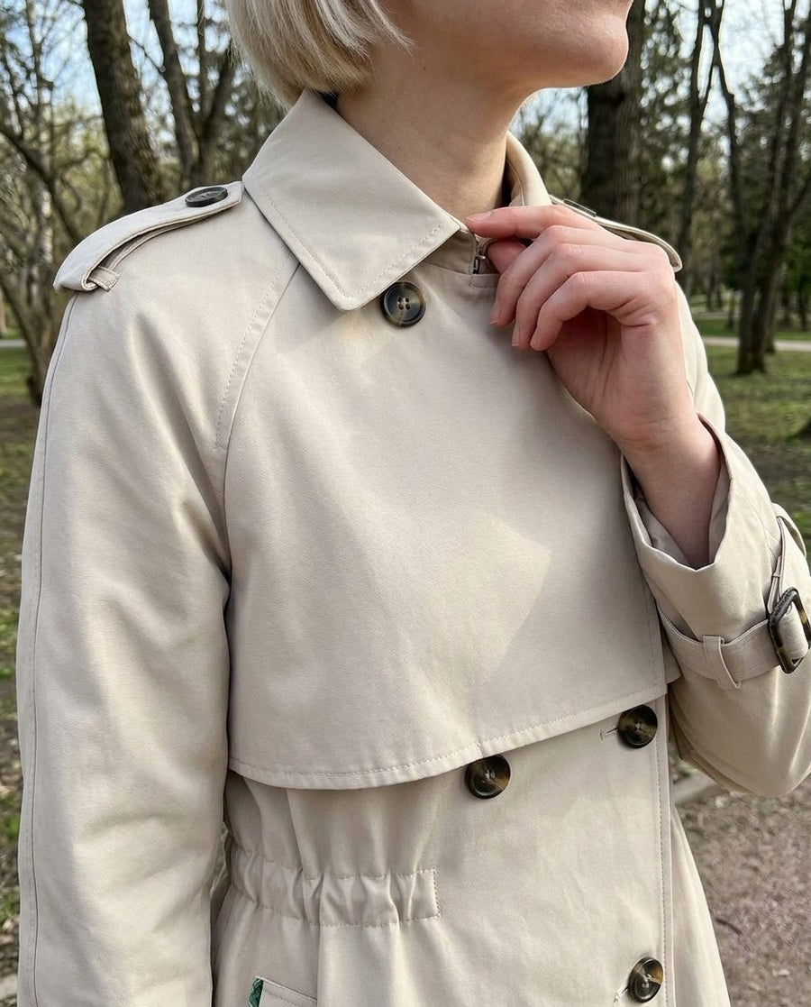 Trenchcoat för dam, trenchcoat i beige, stylinginspiration närbild på materialet