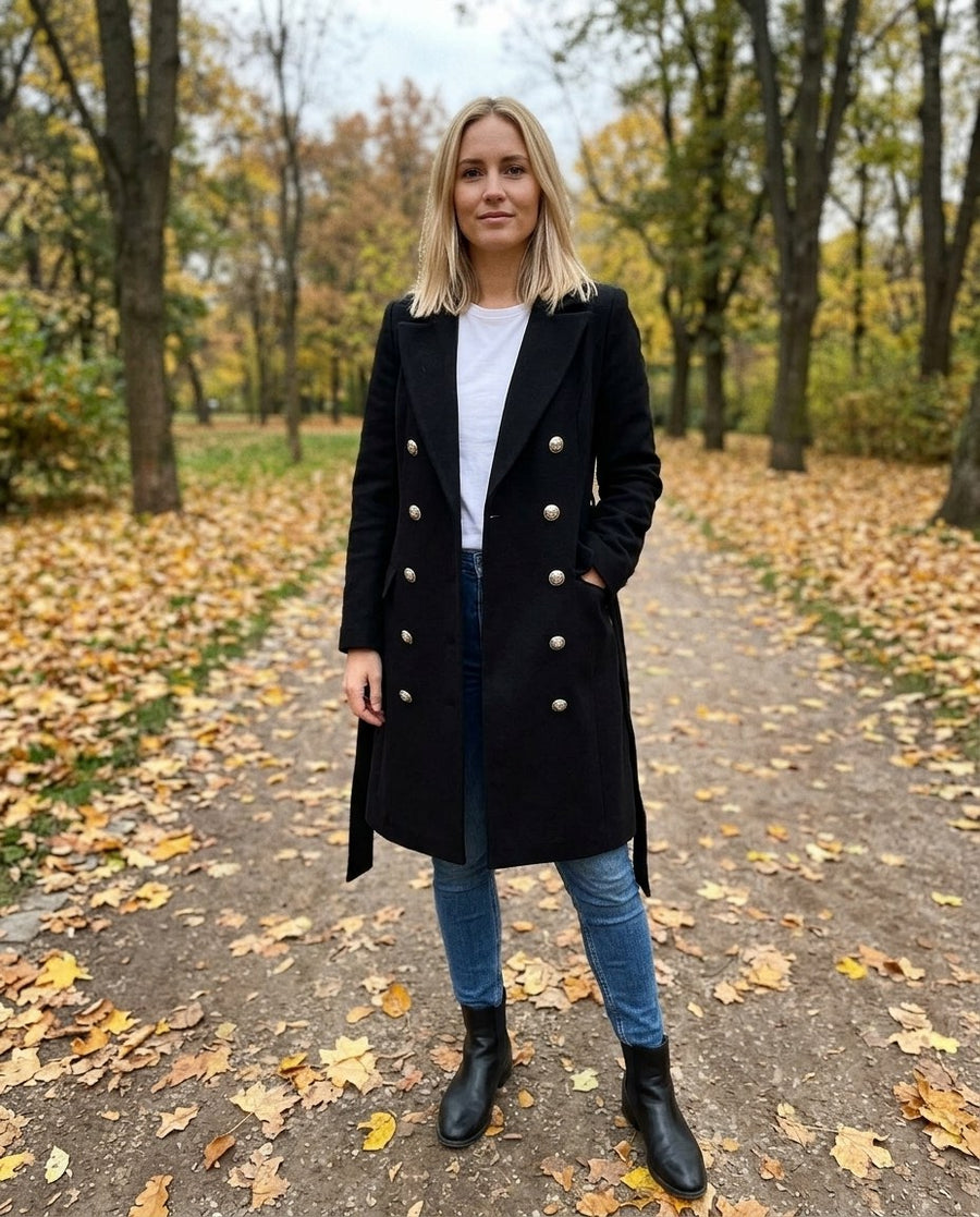 Dubbelknäppt Midilång Ullkappa för Kvinnor, trenchcoat i ull i svart, stylinginspiration i en höstpark
