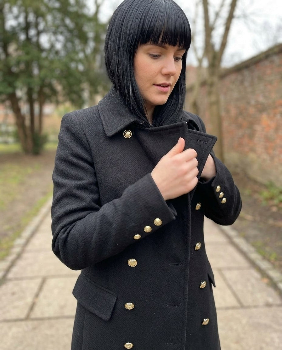 Dubbelknäppt Midilång Ullkappa för Kvinnor, trenchcoat i ull i svart, stylinginspiration närbild på materialet