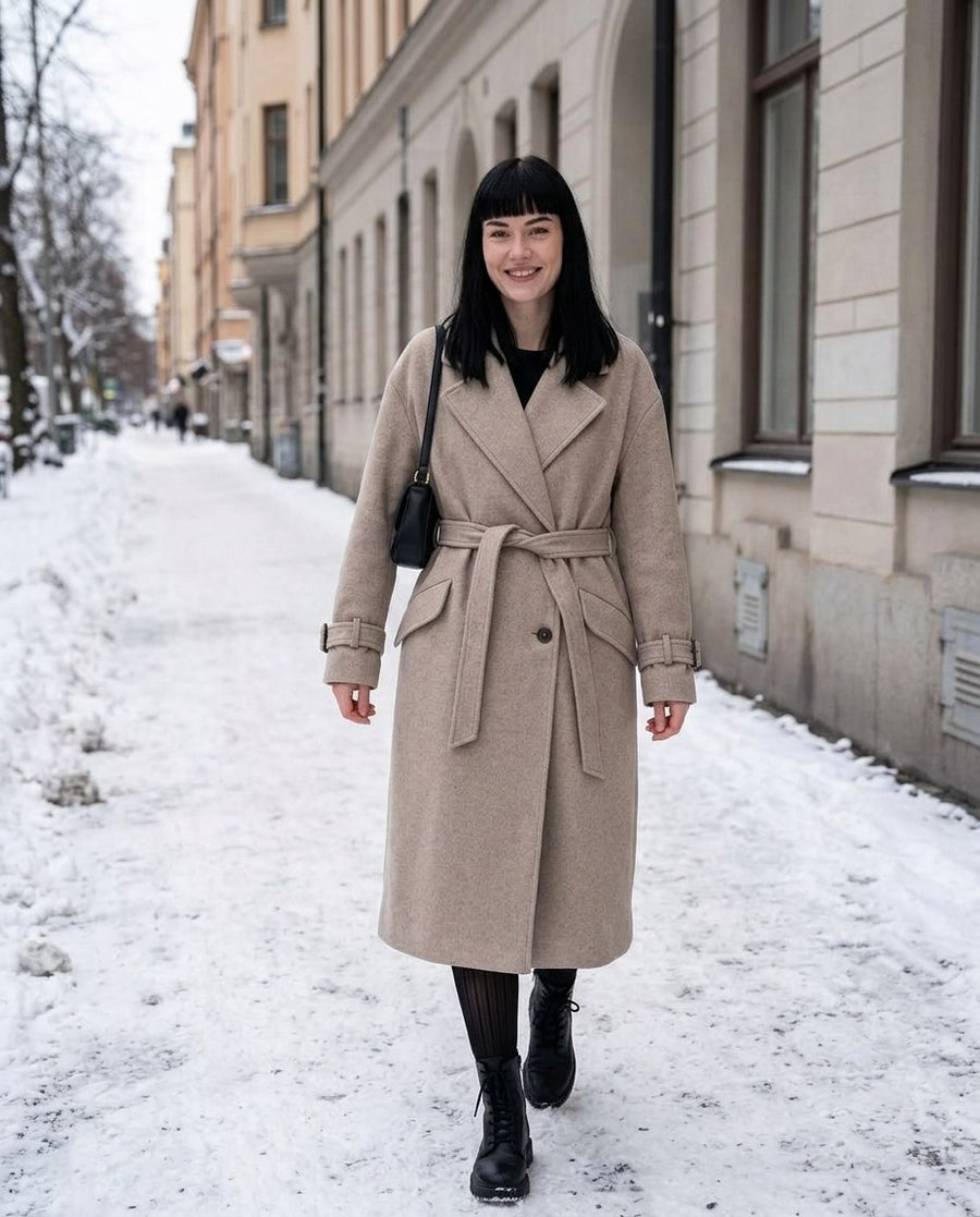 Vinterkappor & jackor för dam, trenchcoat i ull i khaki, stylinginspiration på en snöig gata