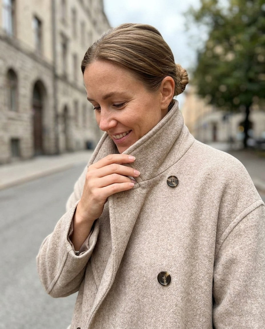 Vinterkappor & jackor för dam, trenchcoat i ull i beige, stylinginspiration närbild på materialet