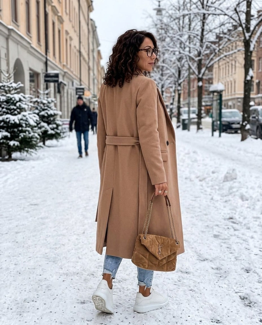 Lång dubbelknäppt kappa i ullmix för kvinnor, trenchcoat i ull i beige, stylinginspiration på en snöig gata