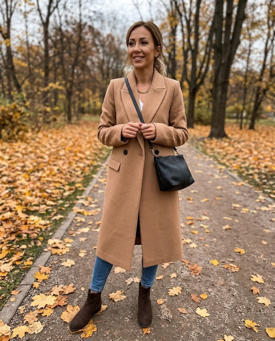 Lång dubbelknäppt kappa i ullmix för kvinnor, trenchcoat i ull i khaki, stylinginspiration i en höstpark