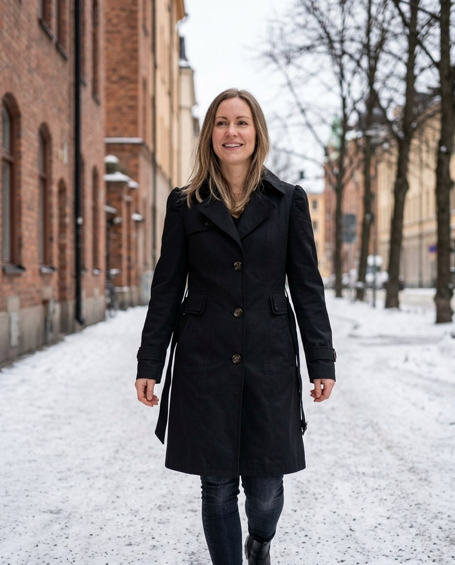 Trenchcoat för dam, trenchcoat i svart, stylinginspiration på en snöig gata
