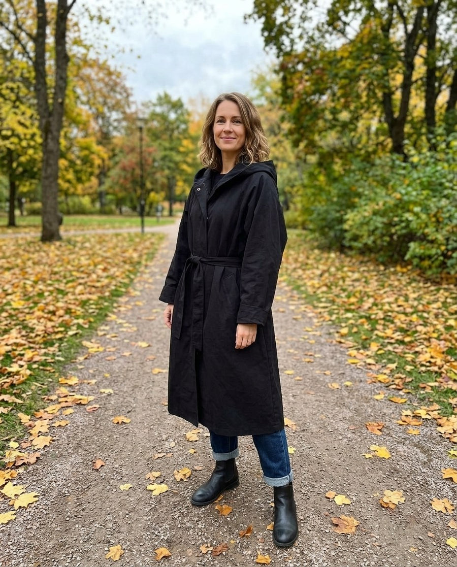 Maren höstutgåva, modetrogen oversized trenchcoat för dam i svart, stylinginspiration i en höstpark