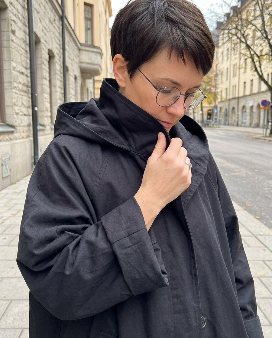 Maren höstutgåva, modetrogen oversized trenchcoat för dam i svart, stylinginspiration närbild på materialet