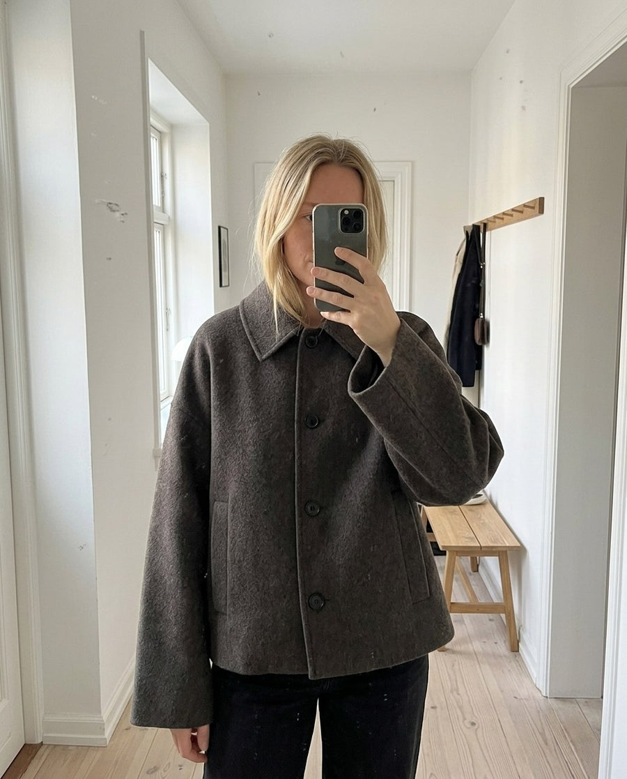 Ulljacka | Enkelknäppt | Löst sittande | Kort ullkappa | Trenchcoat i ull för damer, ulljacka | enkelknäppt | löst sittande | kort ullkappa | trenchcoat i ull för damer, stylinginspiration spegelbild i hallen
