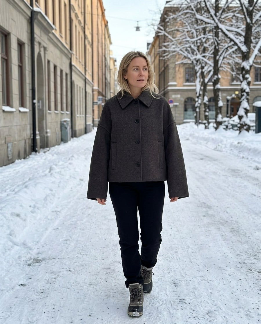 Ulljacka | Enkelknäppt | Löst sittande | Kort ullkappa | Trenchcoat i ull för damer, ulljacka | enkelknäppt | löst sittande | kort ullkappa | trenchcoat i ull för damer, stylinginspiration på en snöig gata