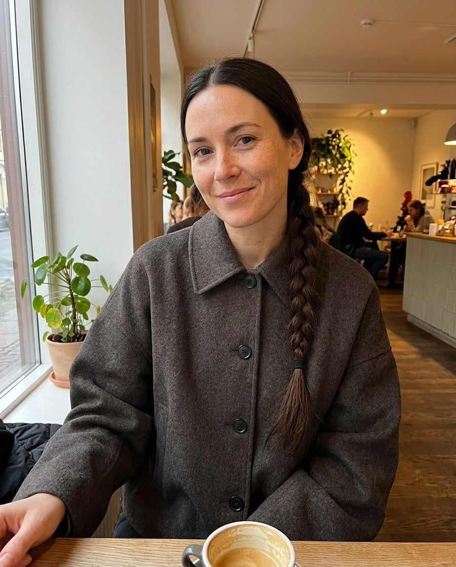 Ulljacka | Enkelknäppt | Löst sittande | Kort ullkappa | Trenchcoat i ull för damer, ulljacka | enkelknäppt | löst sittande | kort ullkappa | trenchcoat i ull för damer, stylinginspiration på ett kafé