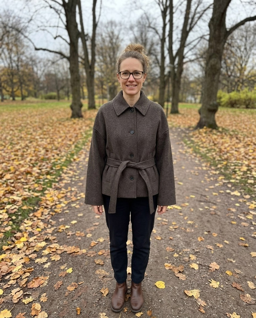Ulljacka | Enkelknäppt | Löst sittande | Kort ullkappa | Trenchcoat i ull för damer, ulljacka | enkelknäppt | löst sittande | kort ullkappa | trenchcoat i ull för damer, stylinginspiration i en höstpark