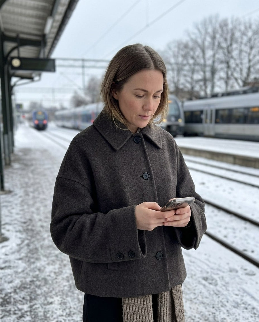 Ulljacka | Enkelknäppt | Löst sittande | Kort ullkappa | Trenchcoat i ull för damer, ulljacka | enkelknäppt | löst sittande | kort ullkappa | trenchcoat i ull för damer, stylinginspiration på en perron