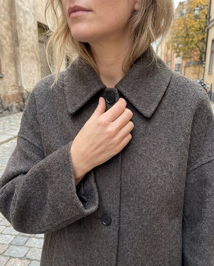 Ulljacka | Enkelknäppt | Löst sittande | Kort ullkappa | Trenchcoat i ull för damer, ulljacka | enkelknäppt | löst sittande | kort ullkappa | trenchcoat i ull för damer, stylinginspiration närbild på materialet