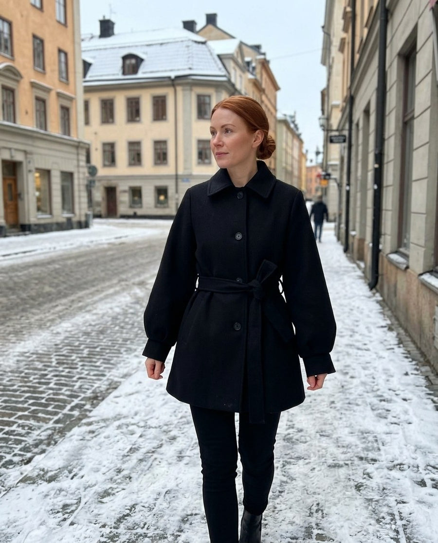 Ullkappa | Medellång | Enkelknäppt | Ulltrenchcoat | Damjackor, ullkappa | medellång | enkelknäppt | ulltrenchcoat | damjackor i svart, stylinginspiration på en snöig gata