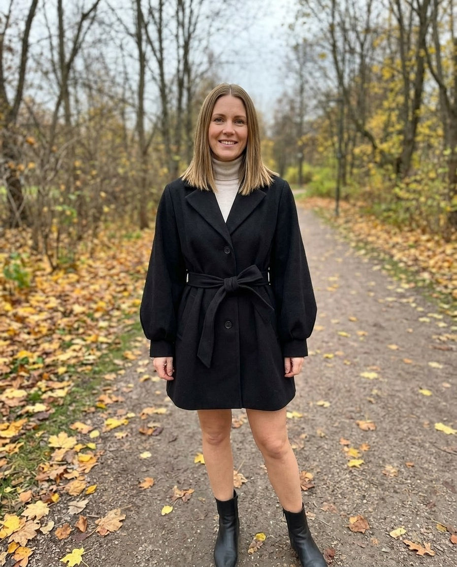Ullkappa | Medellång | Enkelknäppt | Ulltrenchcoat | Damjackor, ullkappa | medellång | enkelknäppt | ulltrenchcoat | damjackor i svart, stylinginspiration i en höstpark