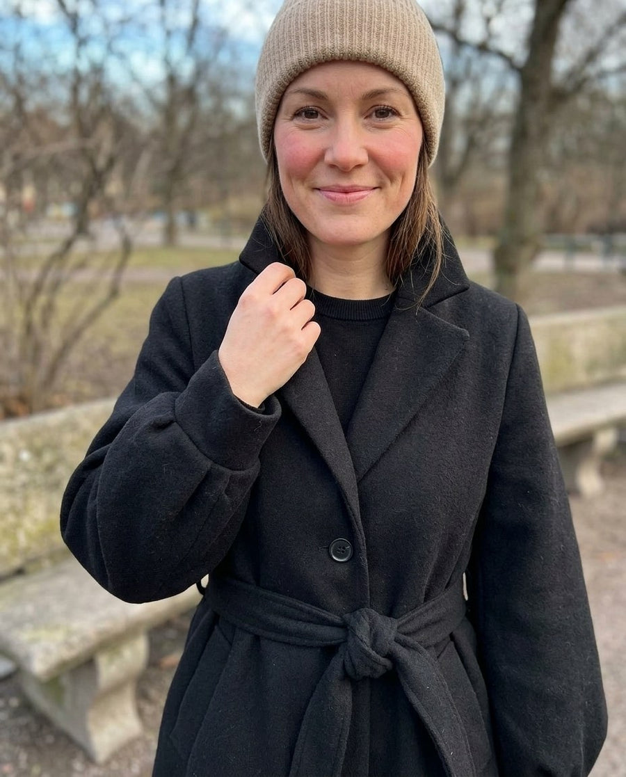 Ullkappa | Medellång | Enkelknäppt | Ulltrenchcoat | Damjackor, ullkappa | medellång | enkelknäppt | ulltrenchcoat | damjackor i svart, stylinginspiration närbild på materialet