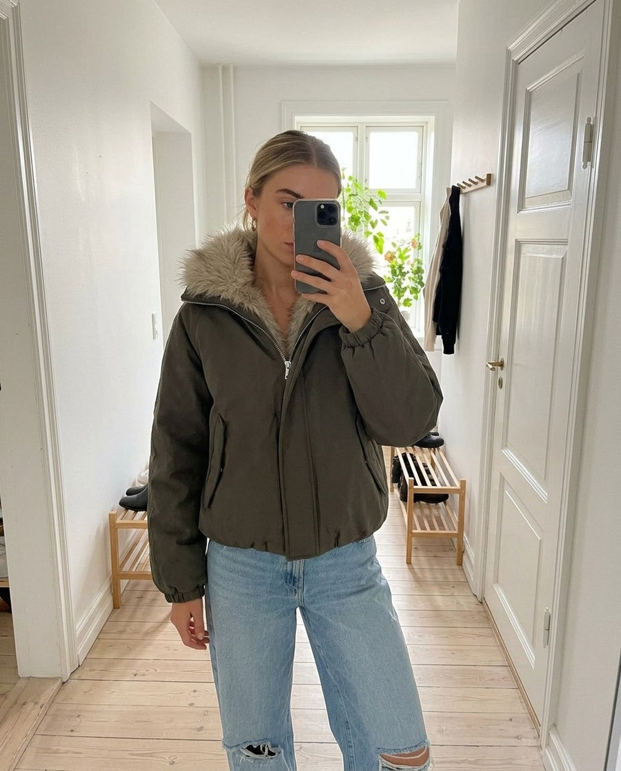Svea, vadderad bomberjacka med hög krage för dam i mörk olivgrön, stylinginspiration spegelbild i hallen