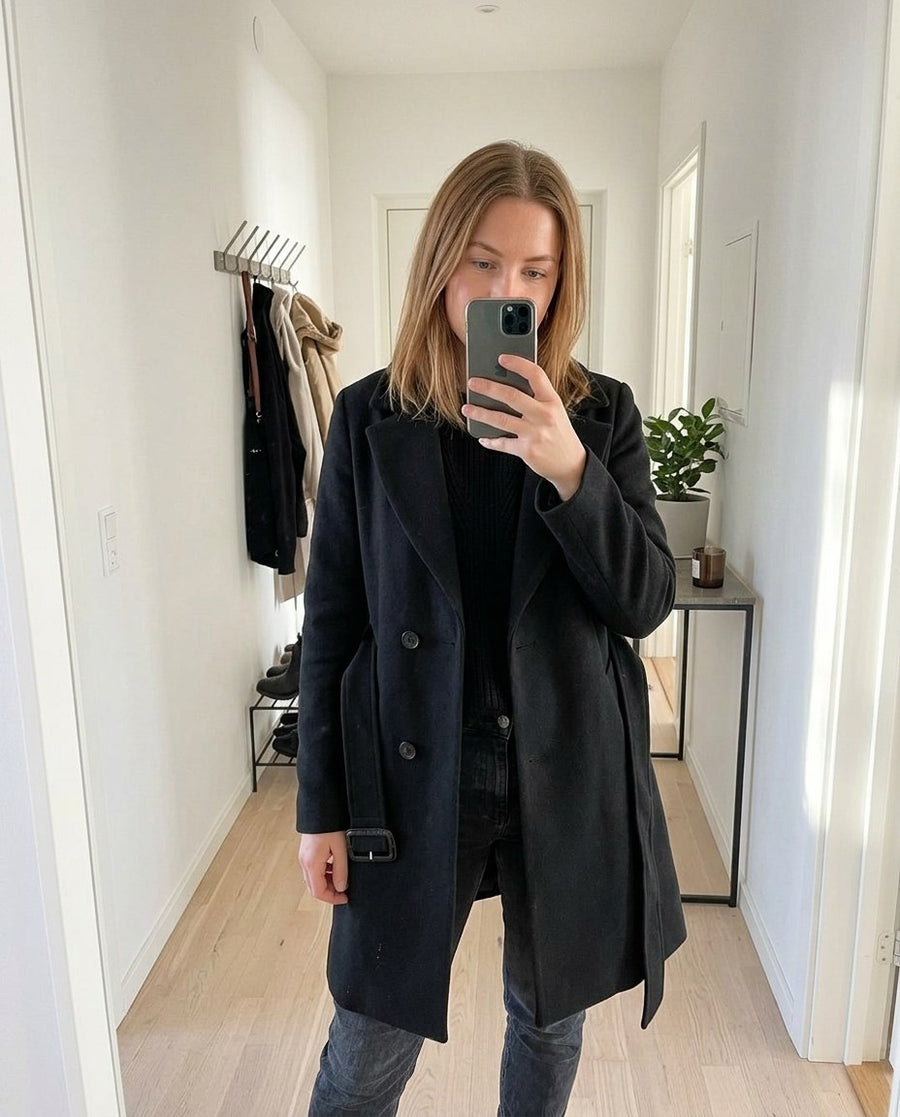 Lång dubbelknäppt ullkappa för kvinnor, vintertrenchcoat i svart, stylinginspiration spegelbild i hallen